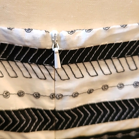 New Jones of New York 100% linen black and white embroidered dress. Size 8. - Picture 3 of 5
